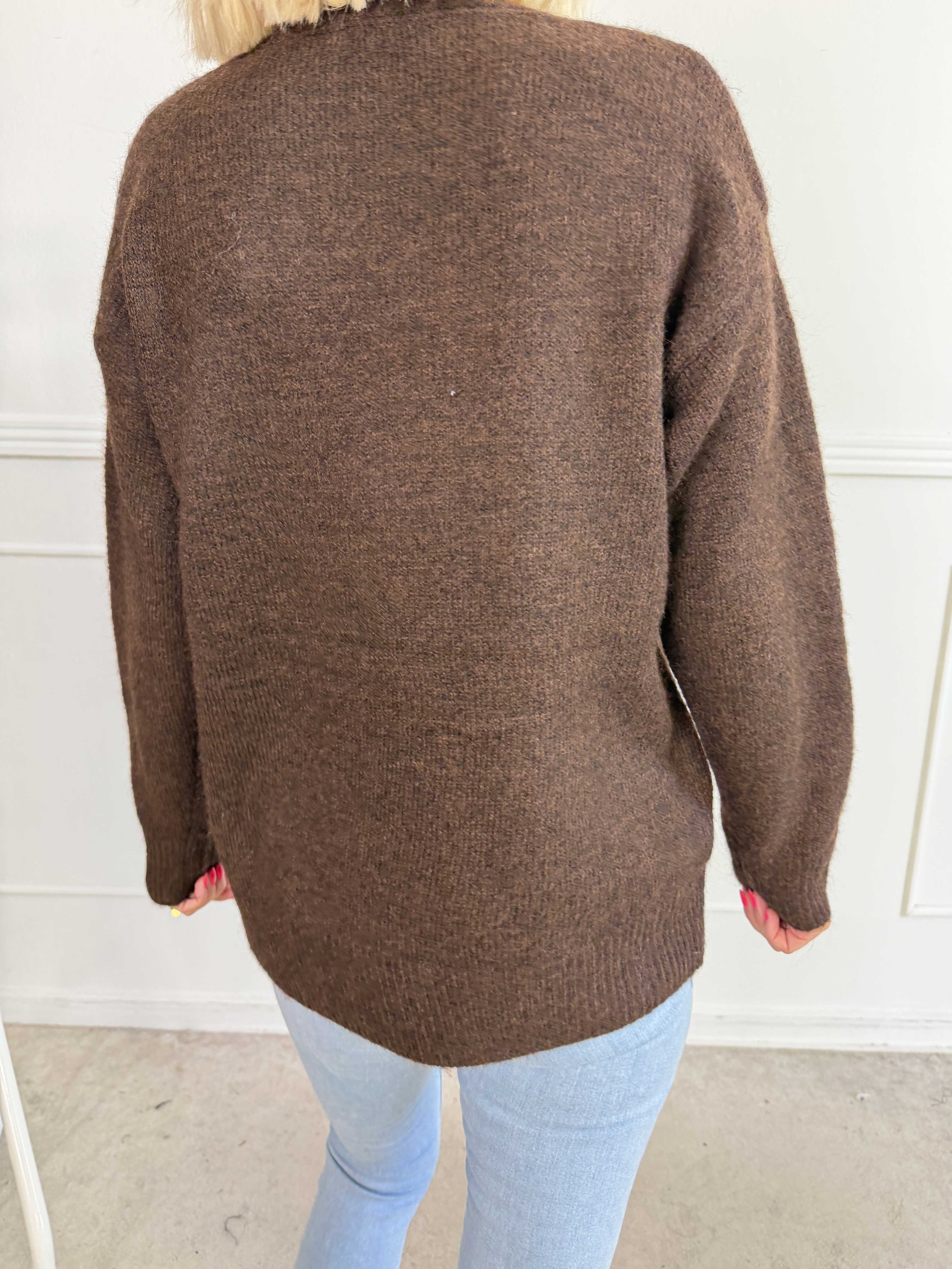 Ondine - Blød og elegant strikbluse med fine hvide perler og lille slids